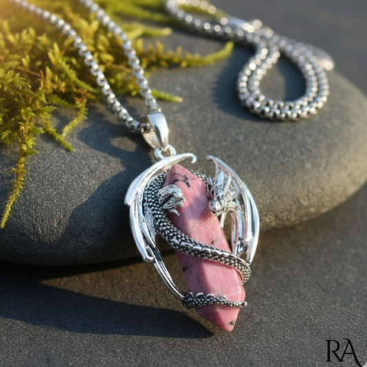 Collana unisex in acciaio con pendente a forma di drago 3D che avvolge con le sue spire un prisma di rodocrosite naturale.