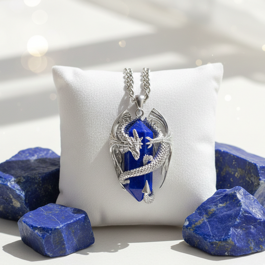 collana unisex in acciaio con ciondolo a forma di drago tra le cui spire stringe un prisma in lapislazzuli naturale. 
