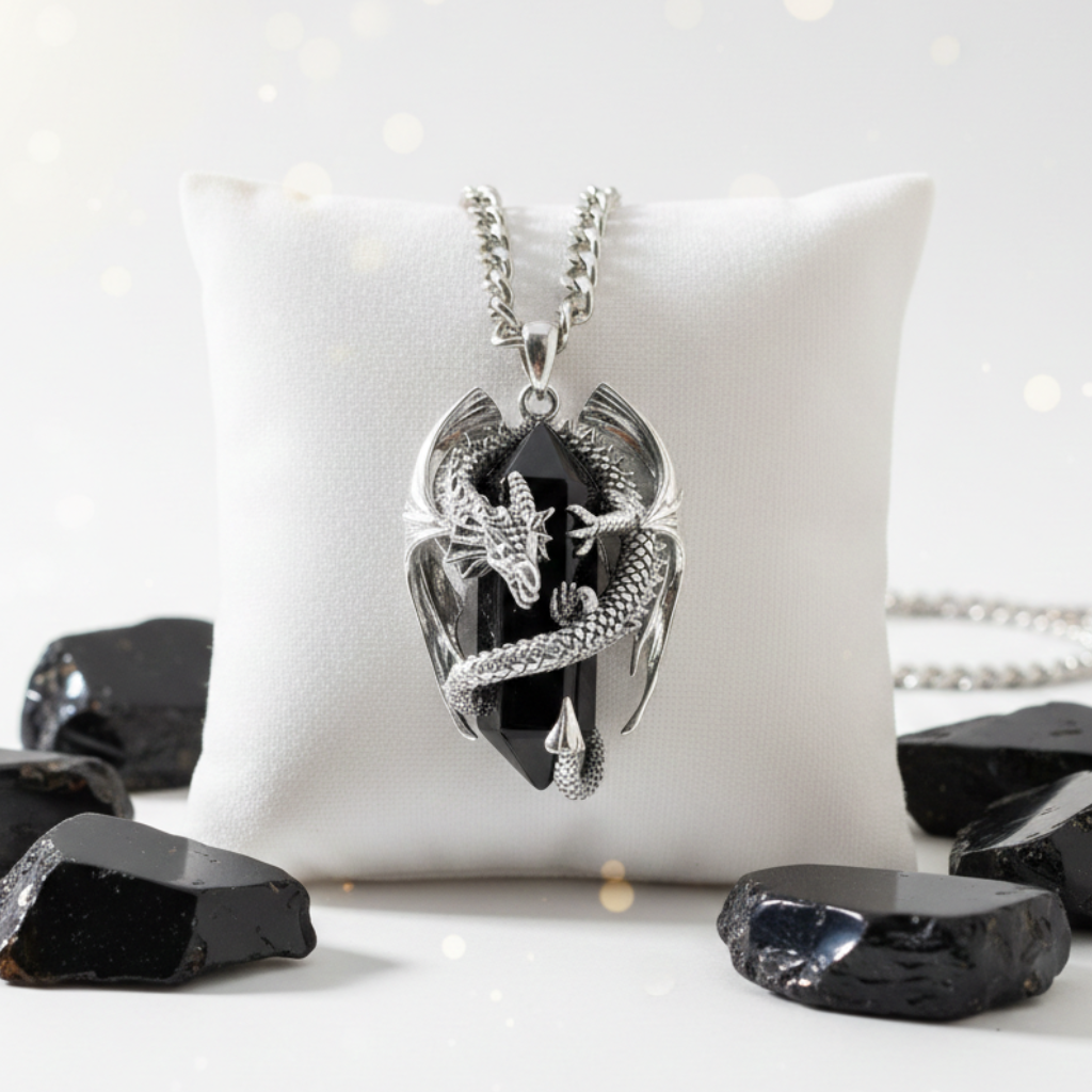 collana unisex in acciaio con ciondolo a forma di drago 3d che con le sue spire avvolge un prisma di onice nero.