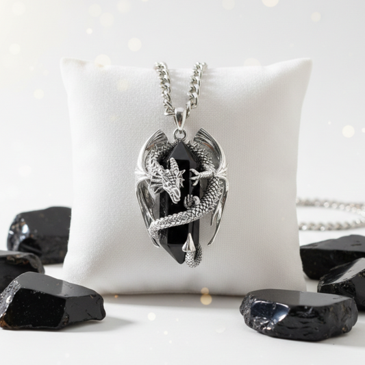 collana unisex in acciaio con ciondolo a forma di drago 3d che con le sue spire avvolge un prisma di onice nero.