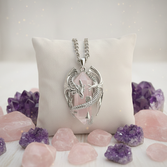 Collana in acciaio da uomo e da donna con ciondolo a forma di drago 3D in rame placcato argento 925 rodiato. Il drago avvolge con le sue spire u prisma di quarzo rosa naturale. 