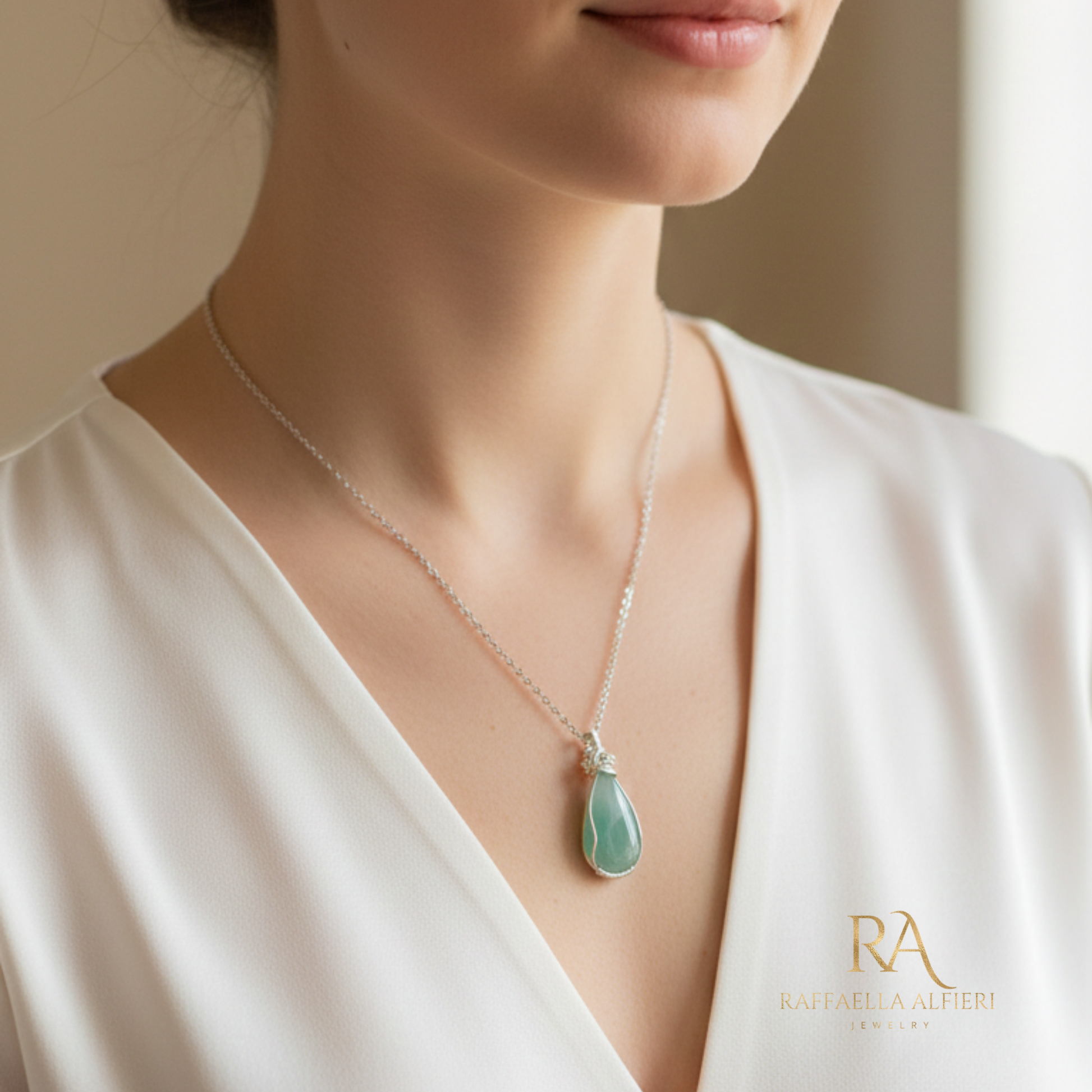 Collana in argento e ciondolo in emimorfite naturale lavorato con la tecnica wire in modo minimalista.