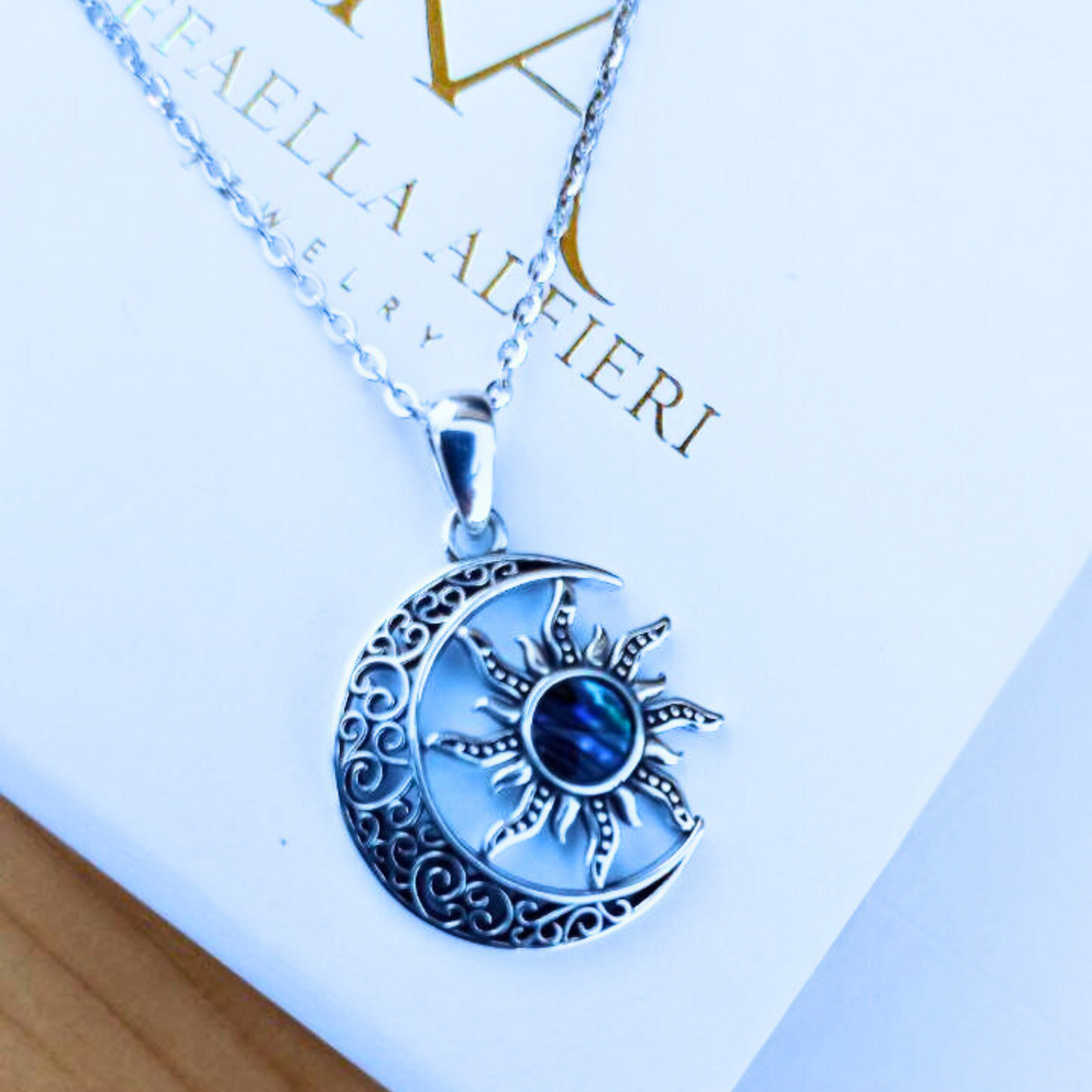 collana con ciondolo sole e luna