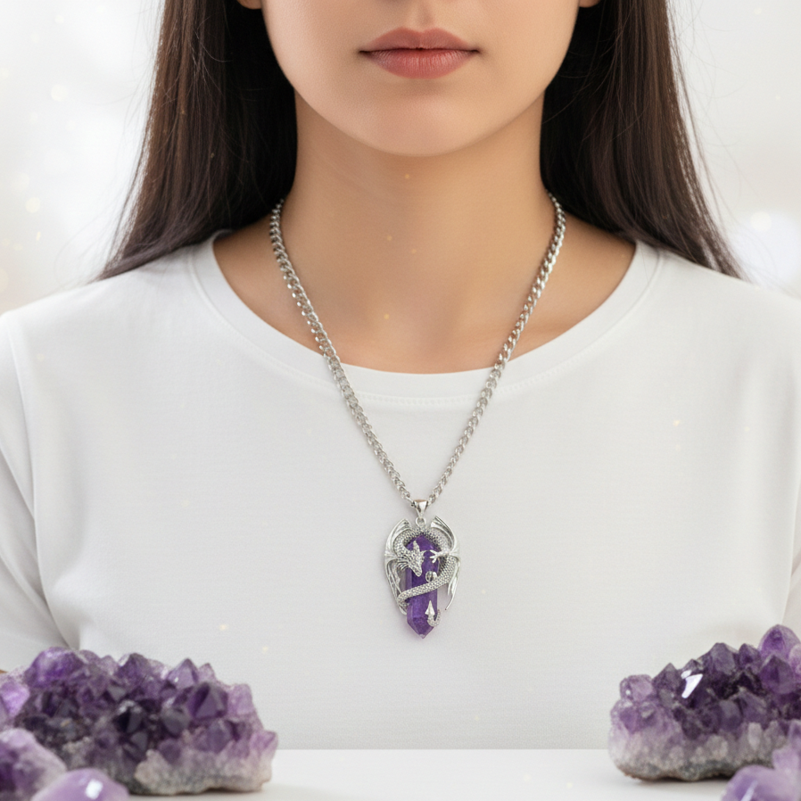 Collana fantasy unisex in acciaio con pendente 3D a forma di drago che avvolge nelle su spire un prisma di ametista naturale. La collana è durevole nel tempo, studiata per restare con te a lungo senza annerirsi mai.