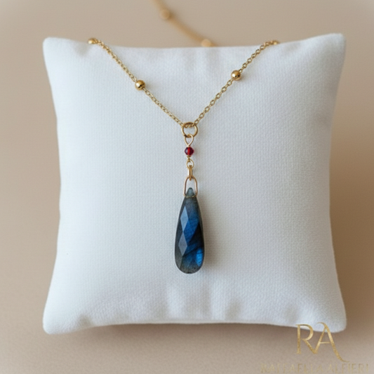 Collana in acciaio ispirata al mago Howl di Howl moving Castle dello Srudio Ghibli e realizzata in labradorite blu e piccolo zircone rosso, La collana è disponibile in 2 colori : argento e oro. La misura è  regolabile da 45 cm a 50 cm.