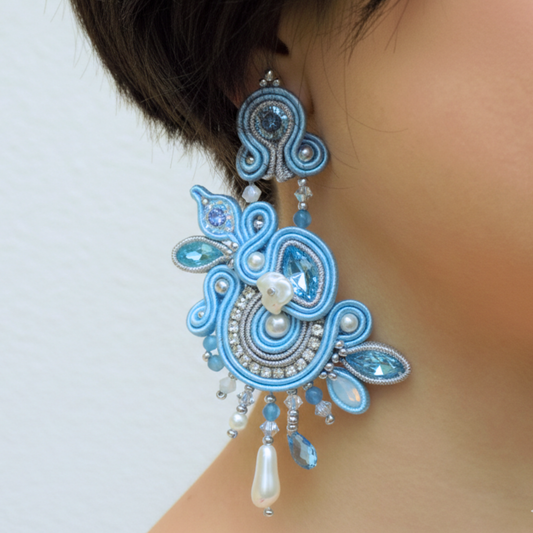 orecchini da sposa in cristallo e souache. Orecchini pendenti unici di alta qualità. Artigianato italiano.