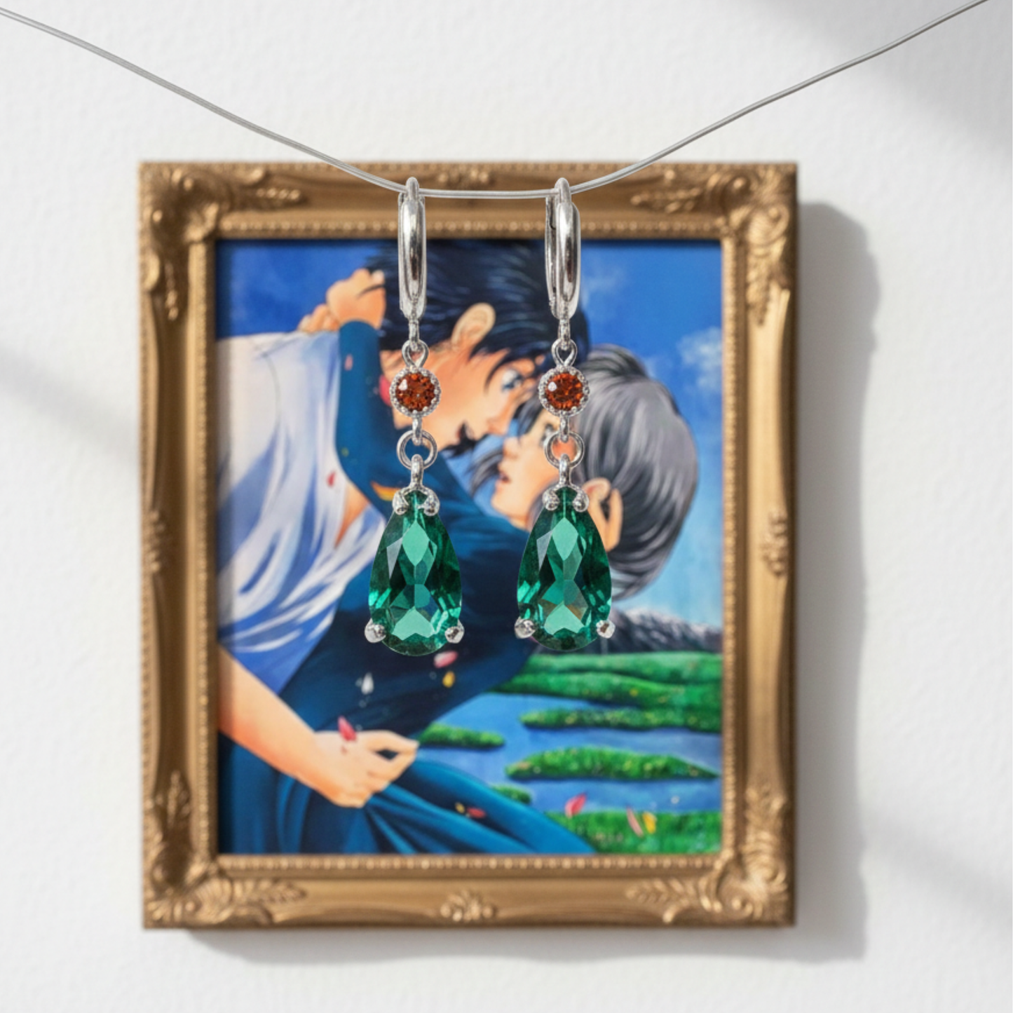 Orecchini ispirati ad Howl moving Castle dello studio Ghibli in acciaio color argento. Orecchini pendenti a goccia in cristallo verde smeraldo e zircone rosso. Gancio personalizzabile.