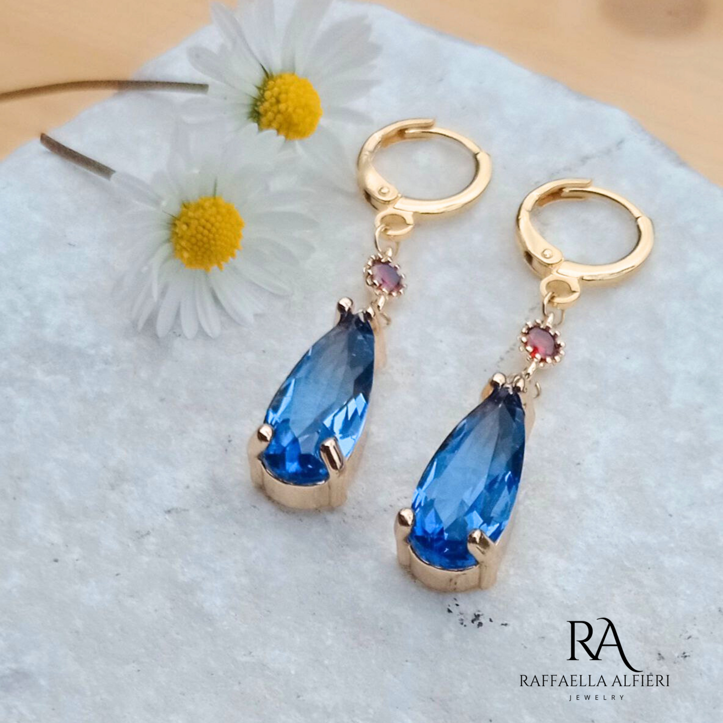 Orecchini pendenti a goccia blu in cristallo con zircone rosso ispirati all'anime Howl Moving Castle dello studio Ghibli.