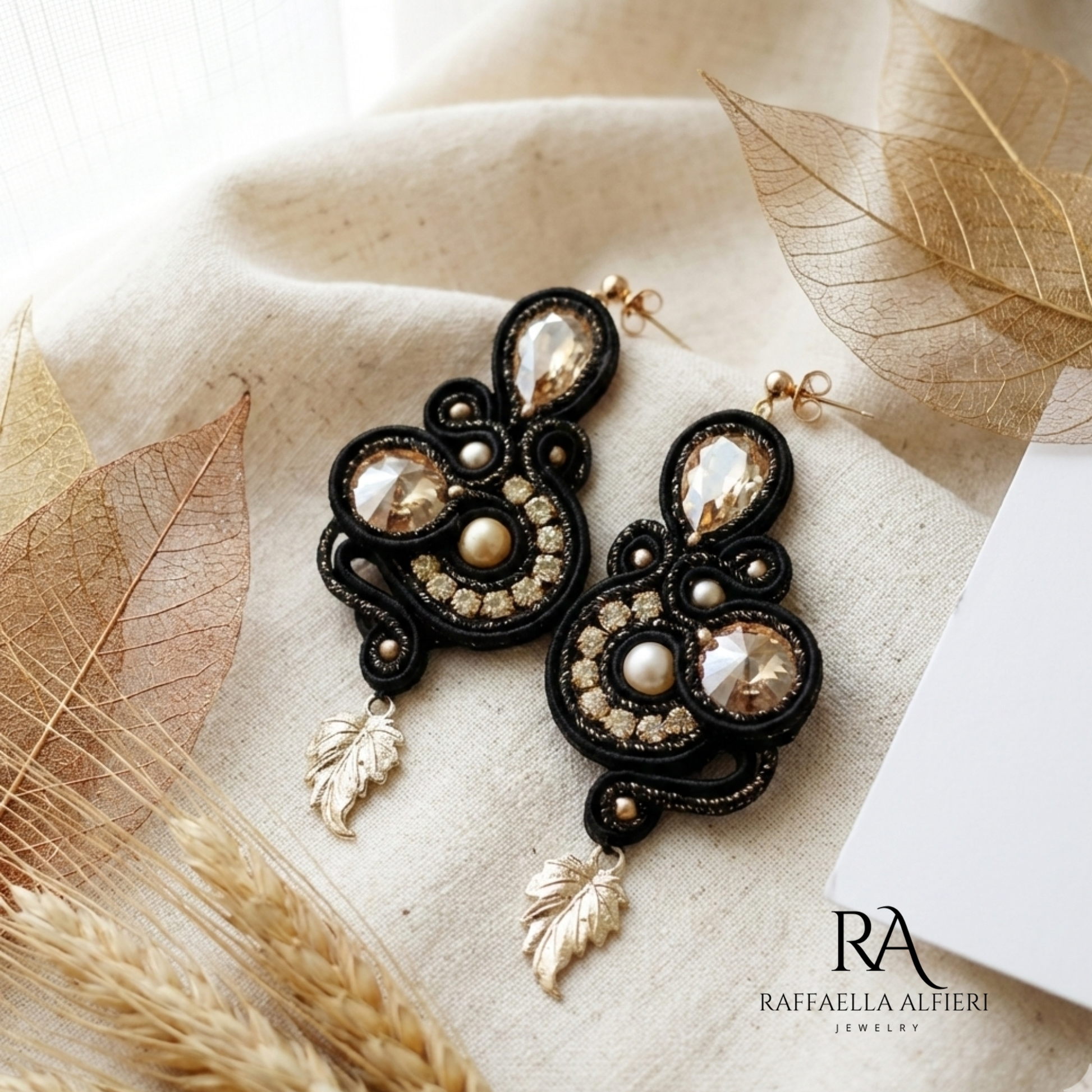 Orecchii neri e oro realizzati a soutache ed ispirati alla serie Bridgerton. Questi orecchini grandi e leggeri sono un tripudio di riflessi luccicanti di cristalli.  Vuoi passare inosservata? Con questi orecchini non ci riuscirai, nemmeno dietro ad una maschera!