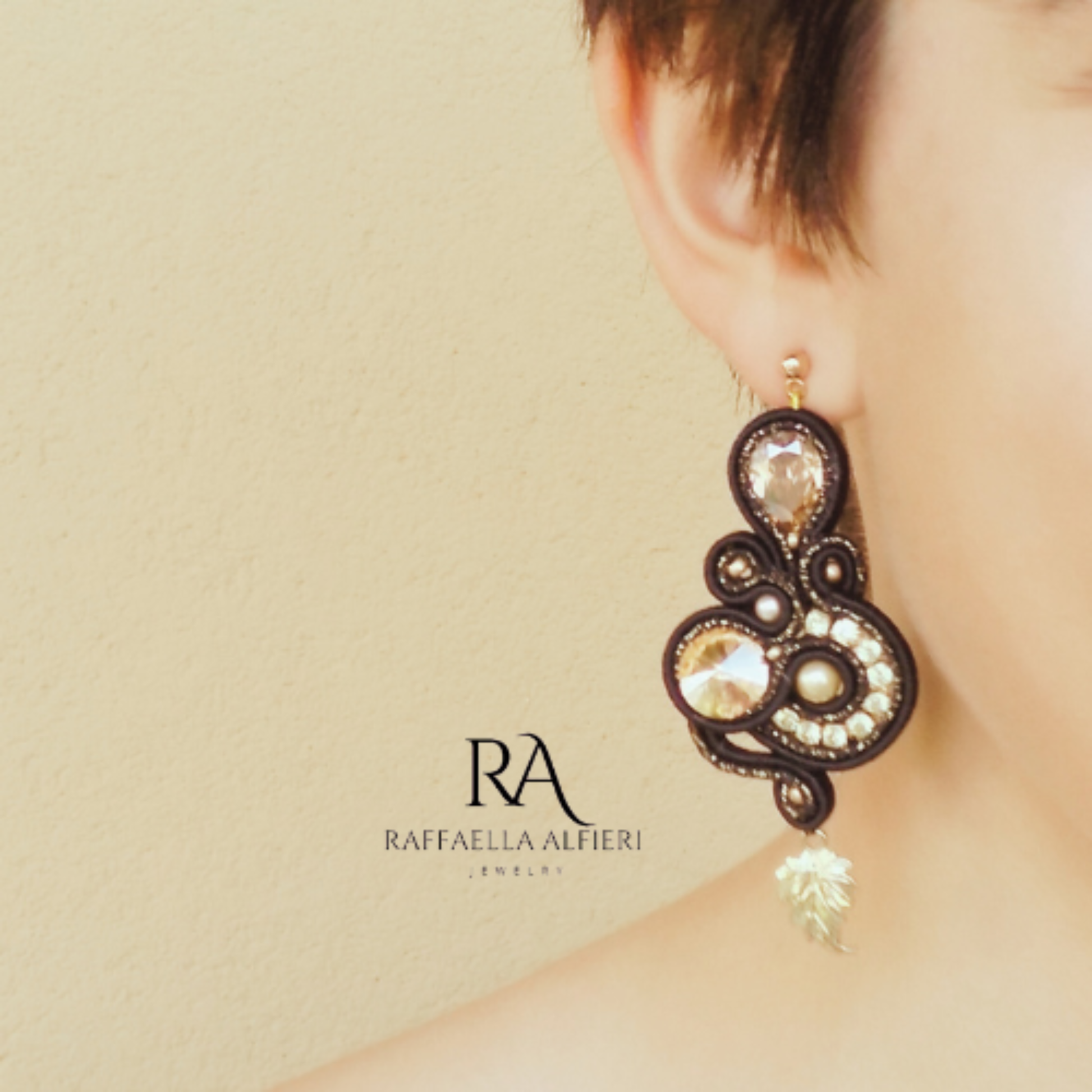 Orecchii neri e oro realizzati a soutache ed ispirati alla serie Bridgerton. Questi orecchini grandi e leggeri sono un tripudio di riflessi luccicanti di cristalli.  Vuoi passare inosservata? Con questi orecchini non ci riuscirai.
