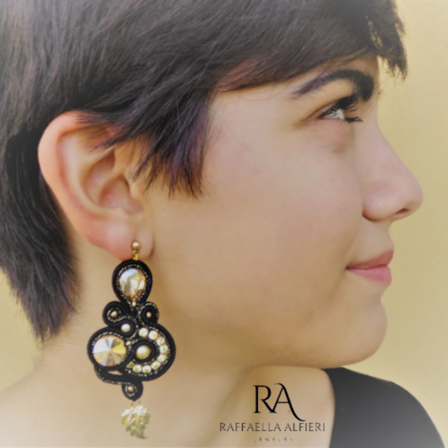 Orecchii neri e oro realizzati a soutache ed ispirati alla serie Bridgerton. Questi orecchini grandi e leggeri sono un tripudio di riflessi luccicanti di cristalli.  Vuoi passare inosservata? Con questi orecchini non ci riuscirai, nemmeno dietro ad una maschera!