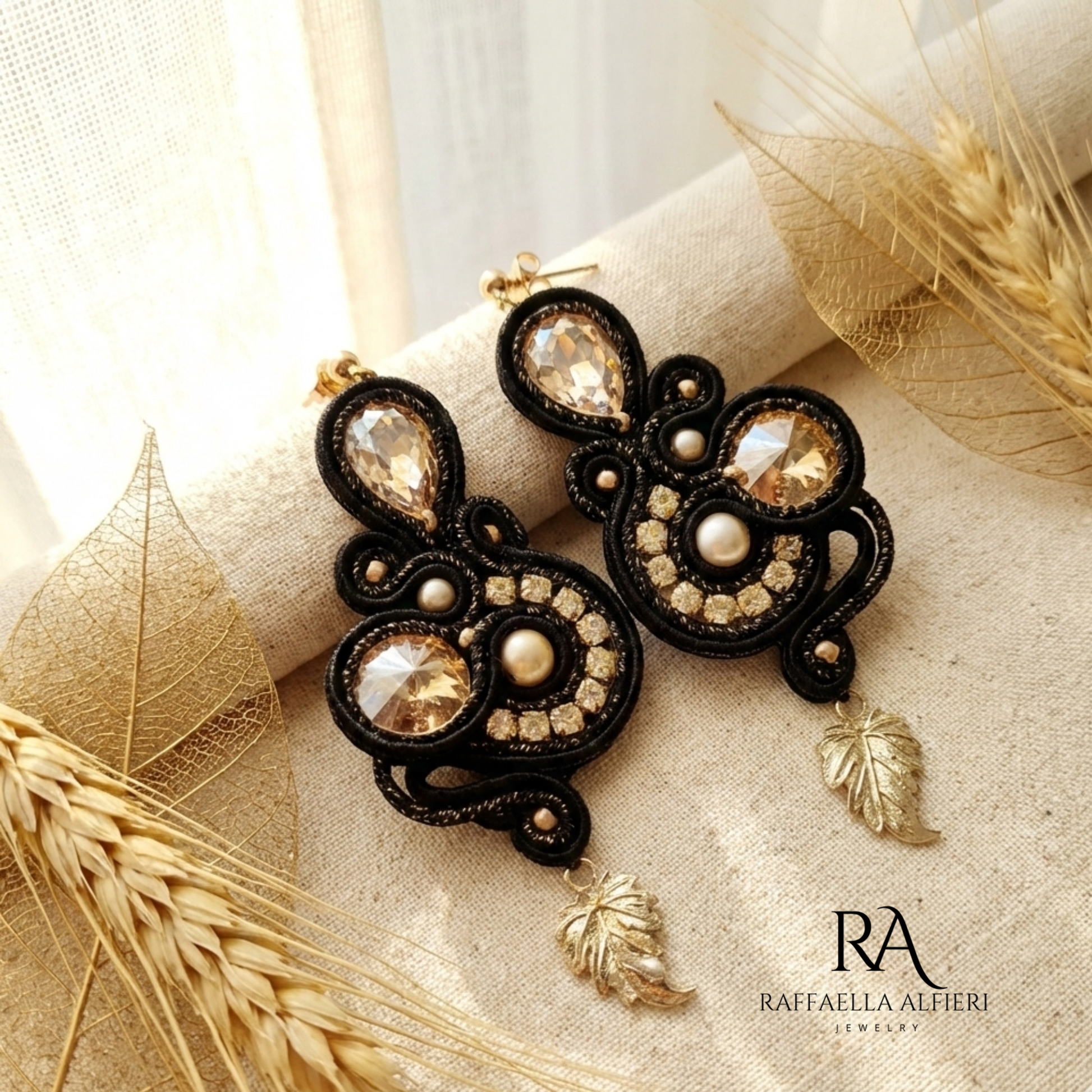 Orecchii neri e oro realizzati a soutache ed ispirati alla serie Bridgerton. Questi orecchini grandi e leggeri sono un tripudio di riflessi luccicanti di cristalli.  Vuoi passare inosservata? Con questi orecchini non ci riuscirai, nemmeno dietro ad una maschera!