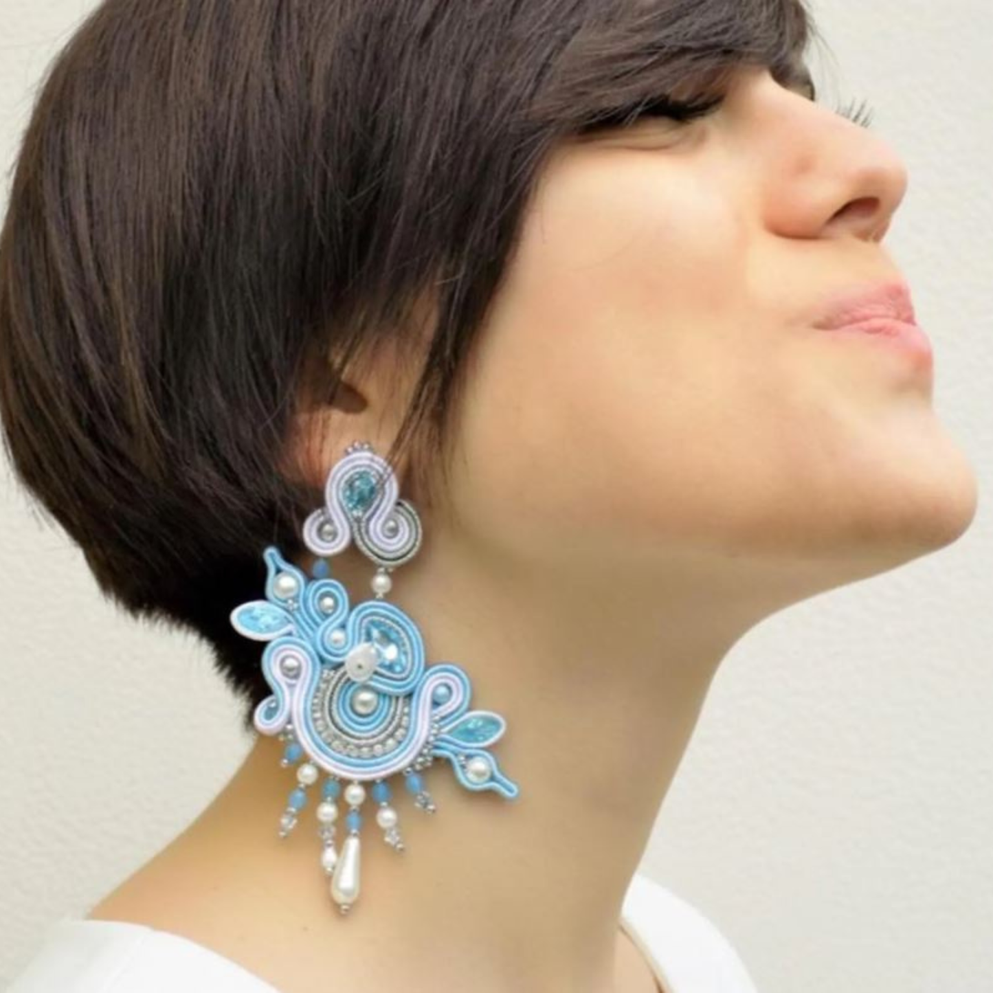 orecchini soutache grandi azzurri e bianchi con cristalli austriaci. Orecchini da cerimoni e da sposa. Gioilli unici esclusivi. Artigianato italiano di alta qualità.