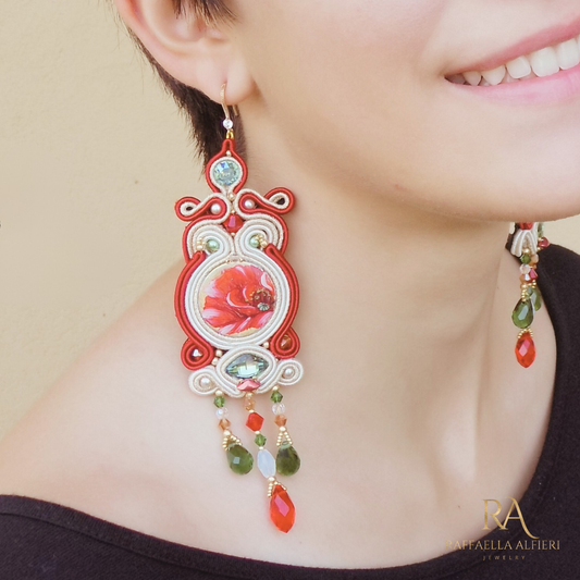 Orecchini rossi grandi e leggeri realizzati a mano a soutache. Il disegno centrale è stato dipinto a mano su madreperla e foglia oro in Italia. Gioielli unici per donne uniche.