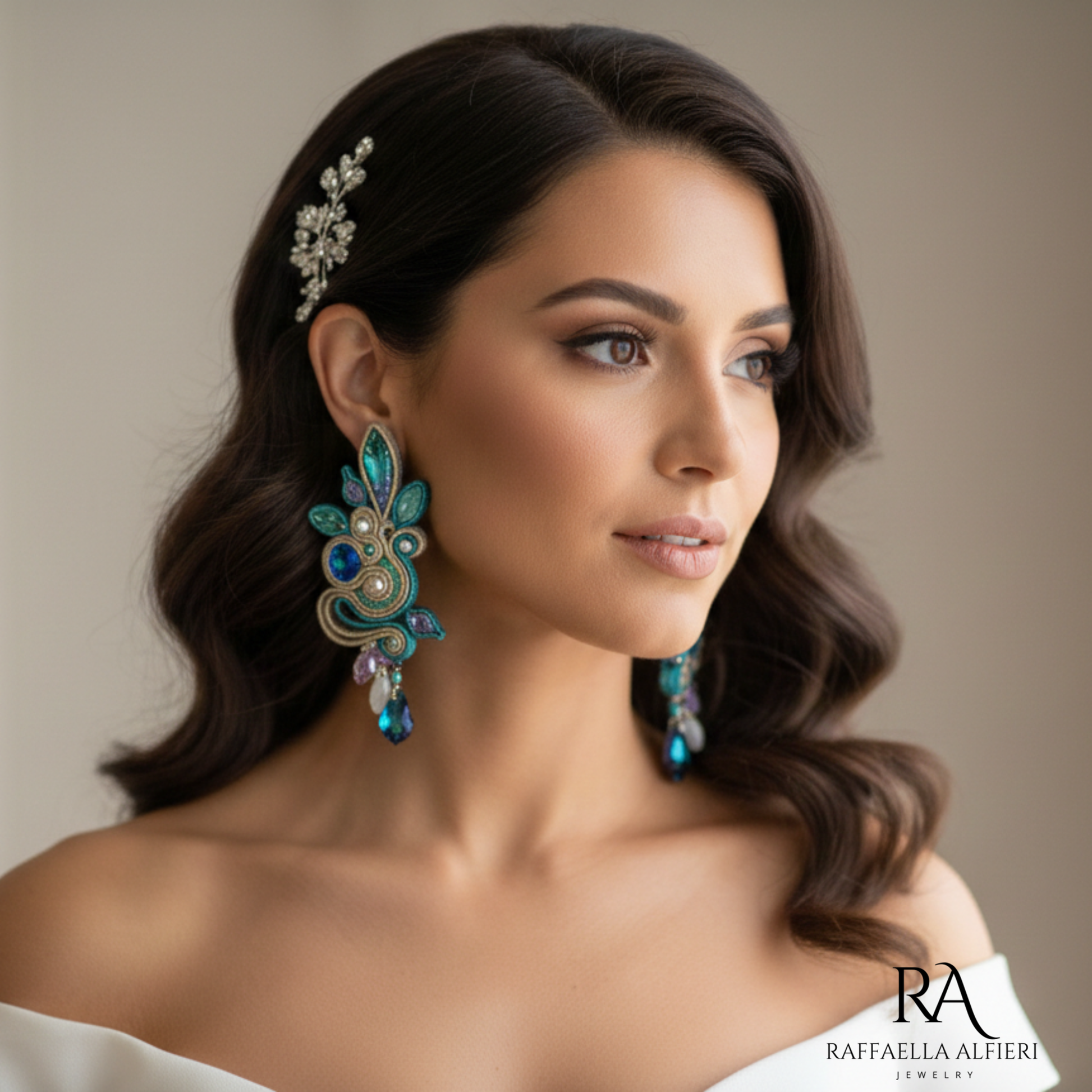 Orecchini grandi e leggeri da cerimonia e da sposa realizzati a soutache con cristalli austriaci di alta qualità e cabochon fatti a mano nei toni del blu, verde e lilla. Gioielli artigianali italiani di alta qualità. Gioielli unii per il tuo diorno speciale ed unico : proprio come te.