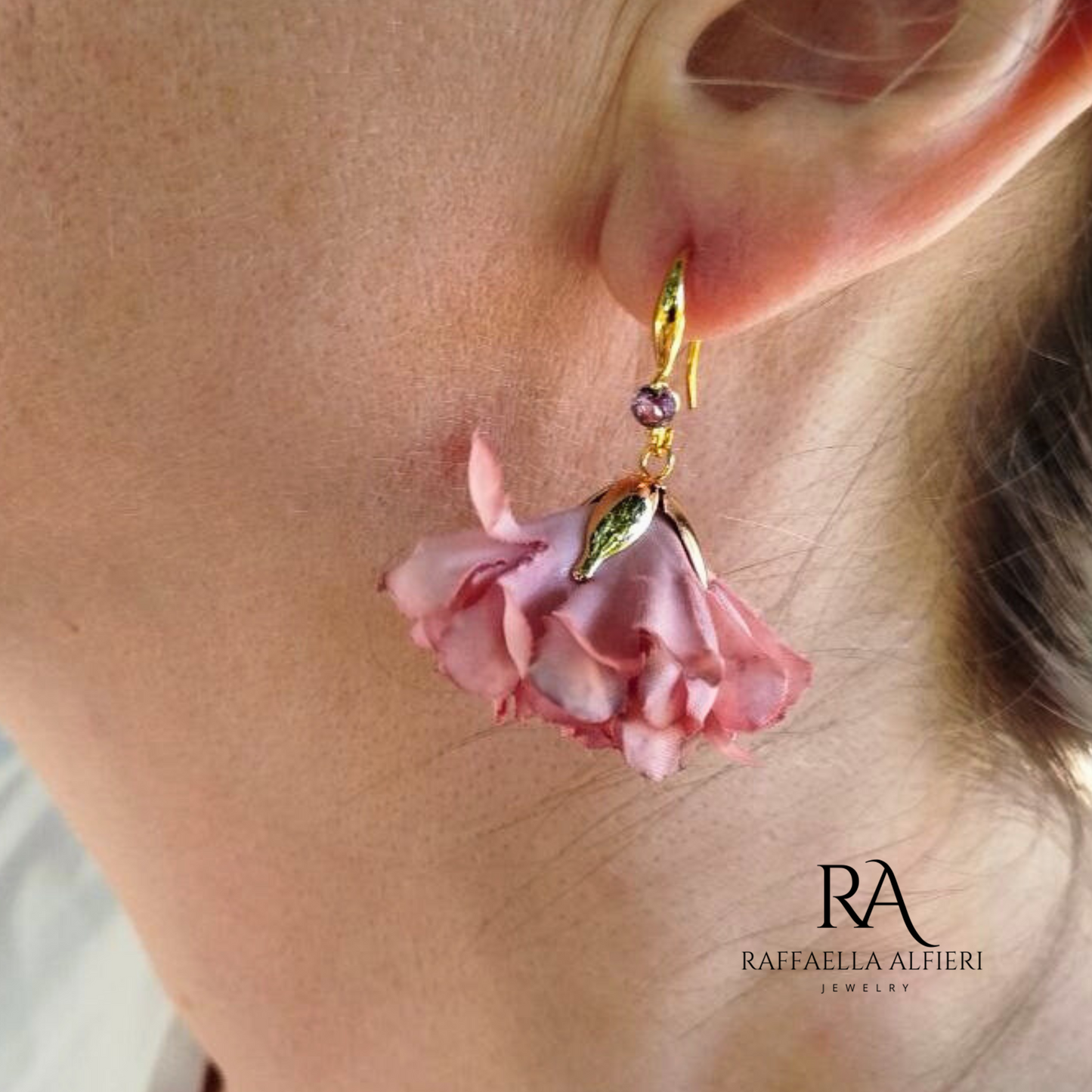 orecchino floreale con zirconi rosa antico