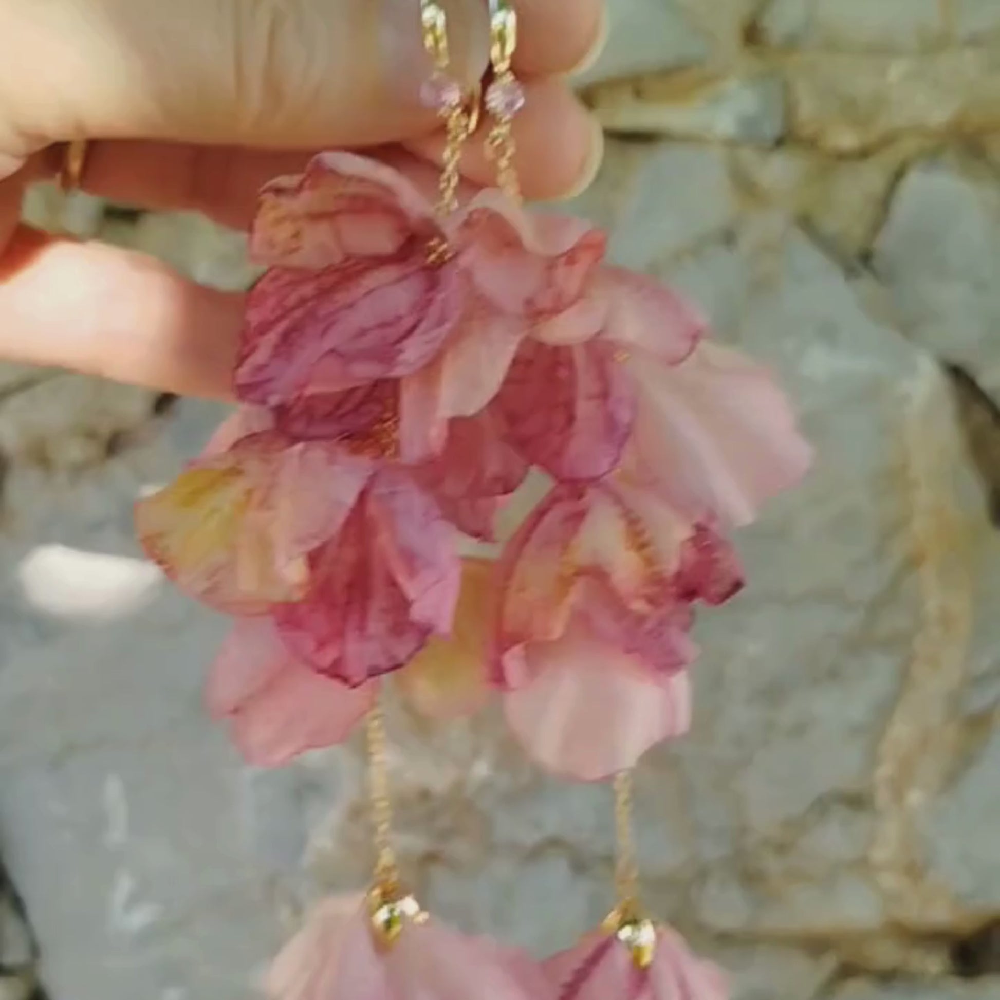 orecchini grandi con fiori rosa in tessuto