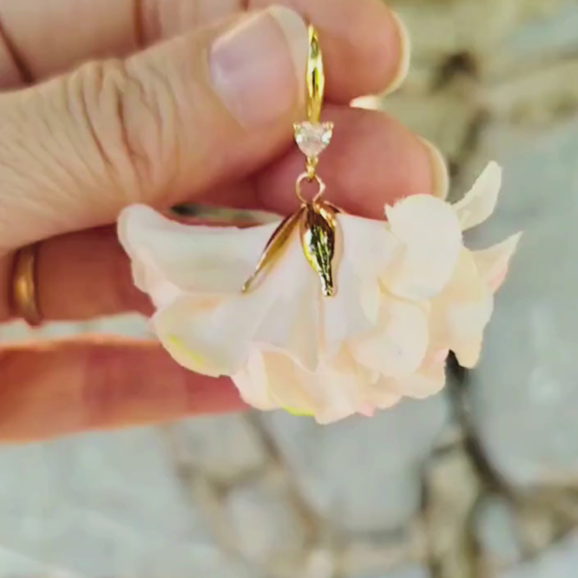 orecchini fiore bianco- video