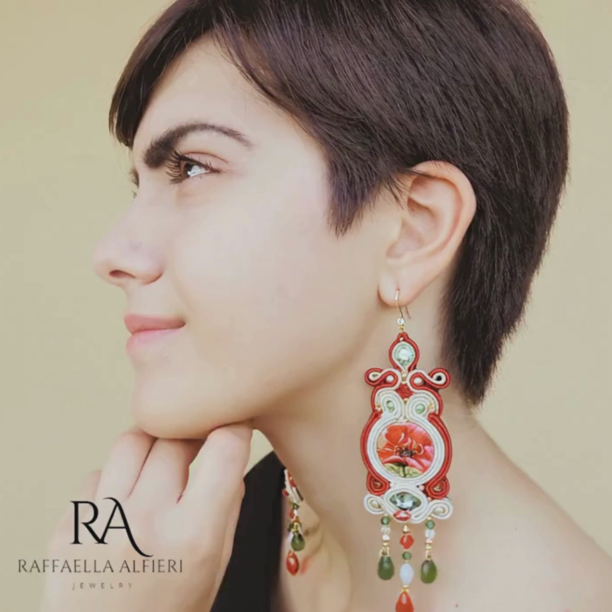 Orecchini soutache rossi grandi e leggeri.